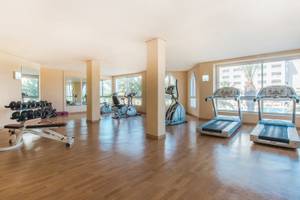 Fitnesscenter im Iberostar Selection Kantaoui Bay Hotel mit Laufbändern, Hanteln und anderen Geräten.