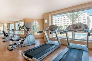Fitnessraum im Iberostar Selection Kantaoui Bay Hotel mit Blick auf den Pool