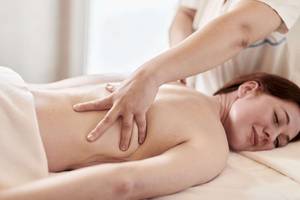 Frau genießt eine Massage im Hotel Iberostar Selection Kantaoui Bay