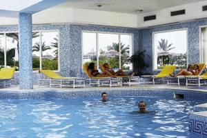 Schwimmbecken im Sentido Bellevue Park Hotel mit Personen, die sich entspannen und schwimmen.