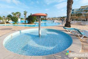 Außenbereich des Sentido Bellevue Park Hotels mit zwei Pools, Sonnenliegen und Palmen.