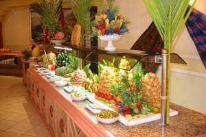 Buffettisch im Mahdia Palace Thalasso mit verschiedenen Früchten und Dekoration.