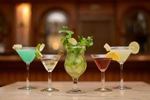 Fünf verschiedene Cocktails im Mahdia Palace Thalasso, jedes Glas hat eine andere Farbe und Dekoration.