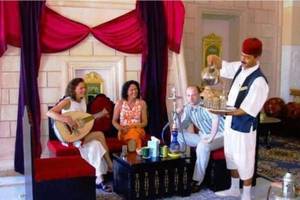 Im Mahdia Palace Thalasso Hotel loungen Gäste mit traditionellen afrikanischen Elementen.
