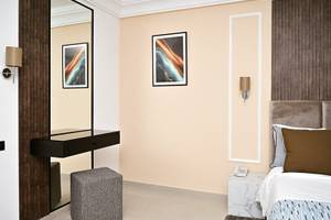 Innenansicht eines Zimmers im Mahdia Palace Thalasso mit Bett, Schreibtisch und Spiegel.