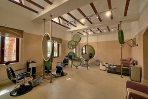 Friseursalon im Mövenpick Resort El Quseir mit Spiegeln und Stühlen