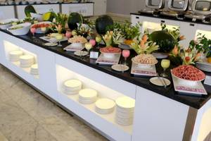 Buffet im Club Wasa Holiday Village mit verschiedenen Speisen und Dekorationen.