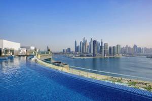 Infinity-Pool im NH Collection Dubai The Palm mit Blick auf die Skyline