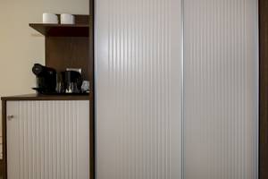 Kaffeemaschine und Tassen im Zimmer des Vantaris Luxury Beach Resort
