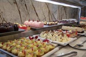 Buffet mit verschiedenen Desserts im Vantaris Luxury Beach Resort Hotel