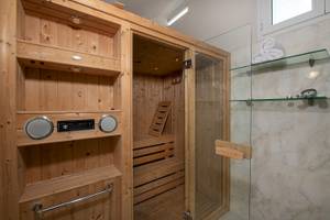 Sauna im Vantaris Luxury Beach Resort mit Holzwänden und Dusche