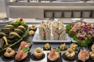 Buffet-Tisch im Vantaris Luxury Beach Resort mit verschiedenen Vorspeisen und Salaten.