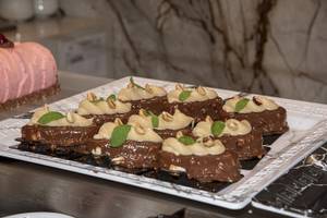 Mehrere Desserts auf einem Tisch im Vantaris Luxury Beach Resort.