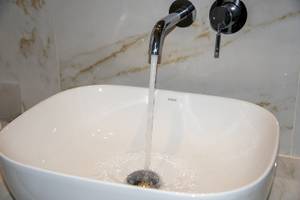Badezimmer-Armatur im Vantaris Luxury Beach Resort mit Wasserfluss.