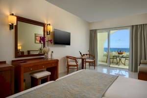 Vantaris Palace Hotel Zimmer mit Meerblick, Bett, Tisch, Fernseher und Balkon.