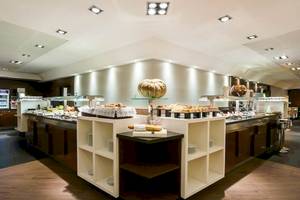 Frühstücksbuffet im Colonial Barcelona Hotel mit verschiedenen Gerichten und Dekoration