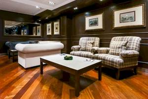 Lobby im Colonial Barcelona Hotel mit weißen Sofas, einem Tisch und Gemälden an der Wand.