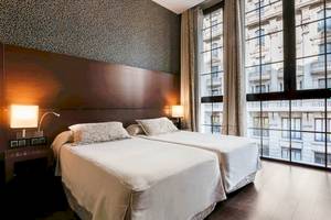 Doppelbett-Zimmer im Colonial Barcelona Hotel mit moderner Einrichtung.