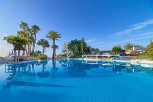 Pool im Jardin Tecina Hotel mit blauem Wasser und umliegenden Palmen