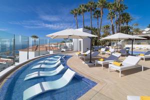 Pool-Terrasse im Jardin Tecina Hotel mit weißen Sonnenliegen und großen Sonnenschirmen
