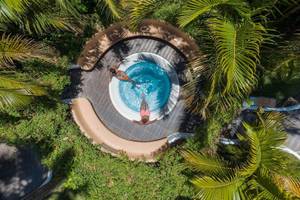 Luftaufnahme des Pools im Jardin Tecina Hotel, zwei Personen schwimmen
