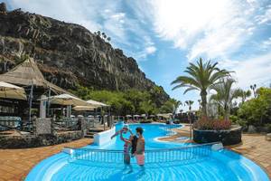 Familie im Pool des Jardin Tecina Hotels mit einem Berg im Hintergrund