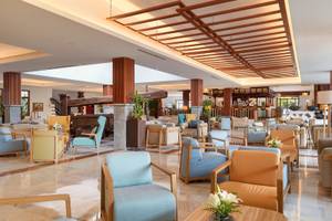 Lobby des Jardin Tecina Hotels mit vielen gepolsterten Stühlen und Tischen.