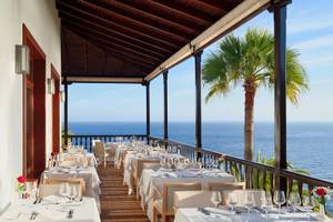 Außenterrasse des Jardin Tecina Hotels mit Blick auf das Meer