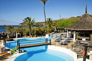 Außenbereich des Jardin Tecina Hotels mit Swimmingpool und Sonnenliegen