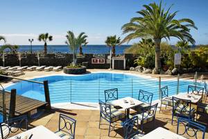 Außenpool des Jardin Tecina Hotels mit Blick auf das Meer und Lounge-Bereich