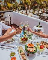 Ein Paar genießt ein Essen auf der Terrasse des Jardin Tecina Hotels.
