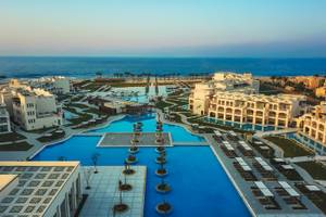 Luftaufnahme des Steigenberger Resort Alaya mit mehreren Swimmingpools und Blick auf den Ozean.