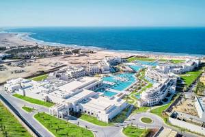 Luftaufnahme des Steigenberger Resorts Alaya am Meer mit Swimmingpool und Gebäuden