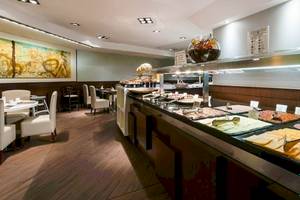 Buffet-Tisch im Colonial Barcelona Restaurant mit verschiedenen Gerichten.