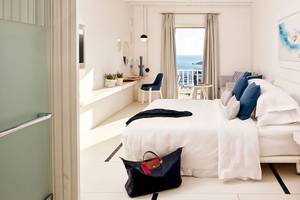 Zimmer im Myconian Ambassador Relais & Chateaux mit Blick auf das Meer.